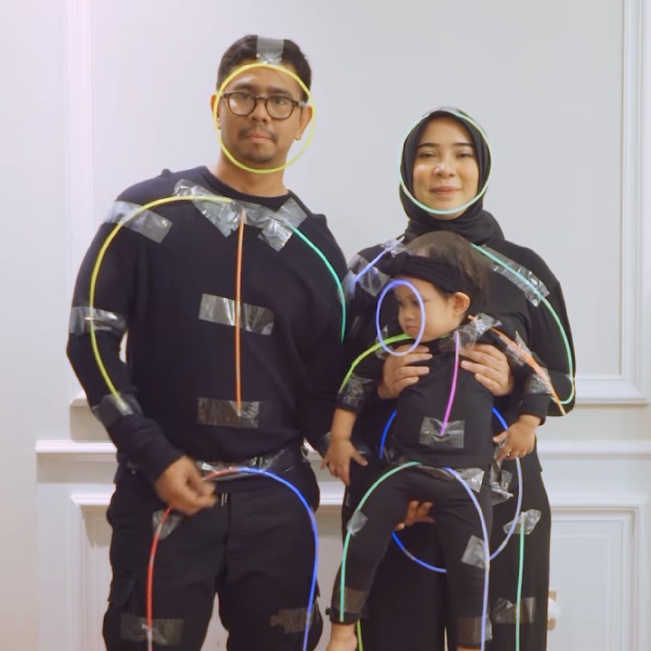 <p>Fitri Tropica sedang mengandung anak kedua. Kehamilannya kali ini diumumkan dengan cara yang unik, Bunda. Yakni dengan neon dance bersama suami dan anak pertamanya, Sada, yang diunggah di Instagram reels-nya. (Foto: https://www.instagram.com/fitrop)</p>