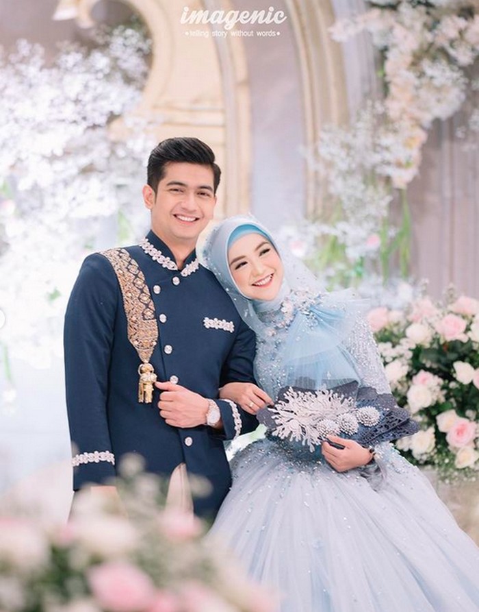 Rona bahagia pun nampaknya tak lepas dari pasangan muda ini. Dalam Instagram pribadinya, perempuan berusia 26 tahun ini mengungkapkan jika tema resepsi pernikahan ini adalah impiannya. Dimana ia menjadi princess bak negeri dongeng dalam sehari. (Foto: Instagram.com/riaricis1795/imagenic)