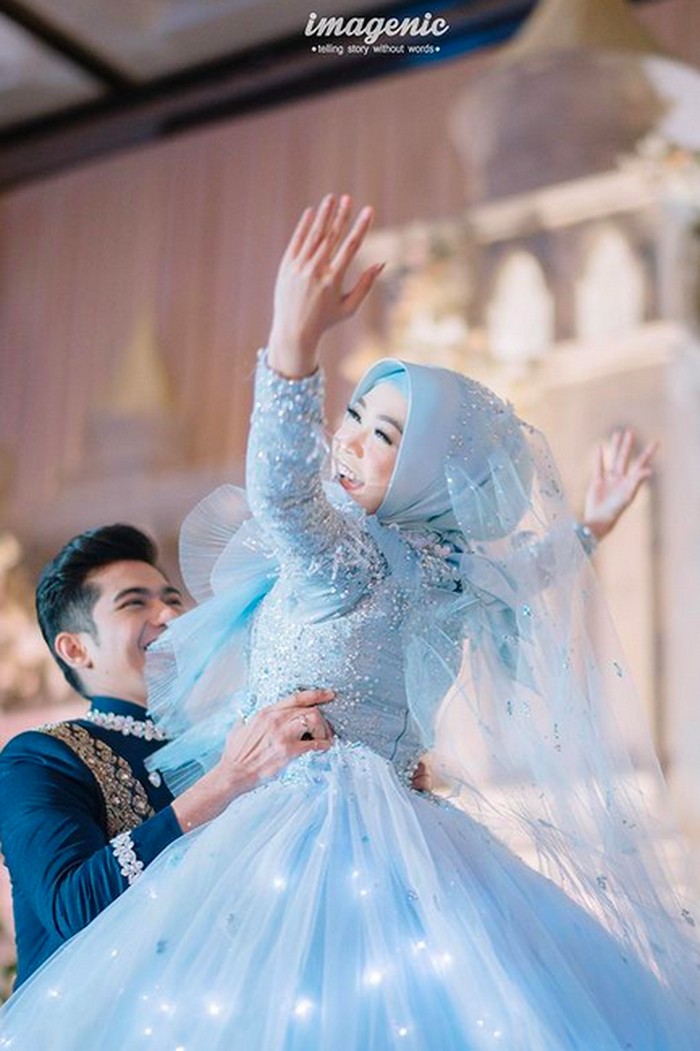 Untuk resepsi pernikahan yang digelar di InterContinental Jakarta ini, ia mengusung tema bak Negeri Dongeng. Teuku Ryan dan Ricis tampil sempurna layaknya Prince & Princess dunia nyata. (Foto: Instagram.com/riaricis1795/imagenic)
