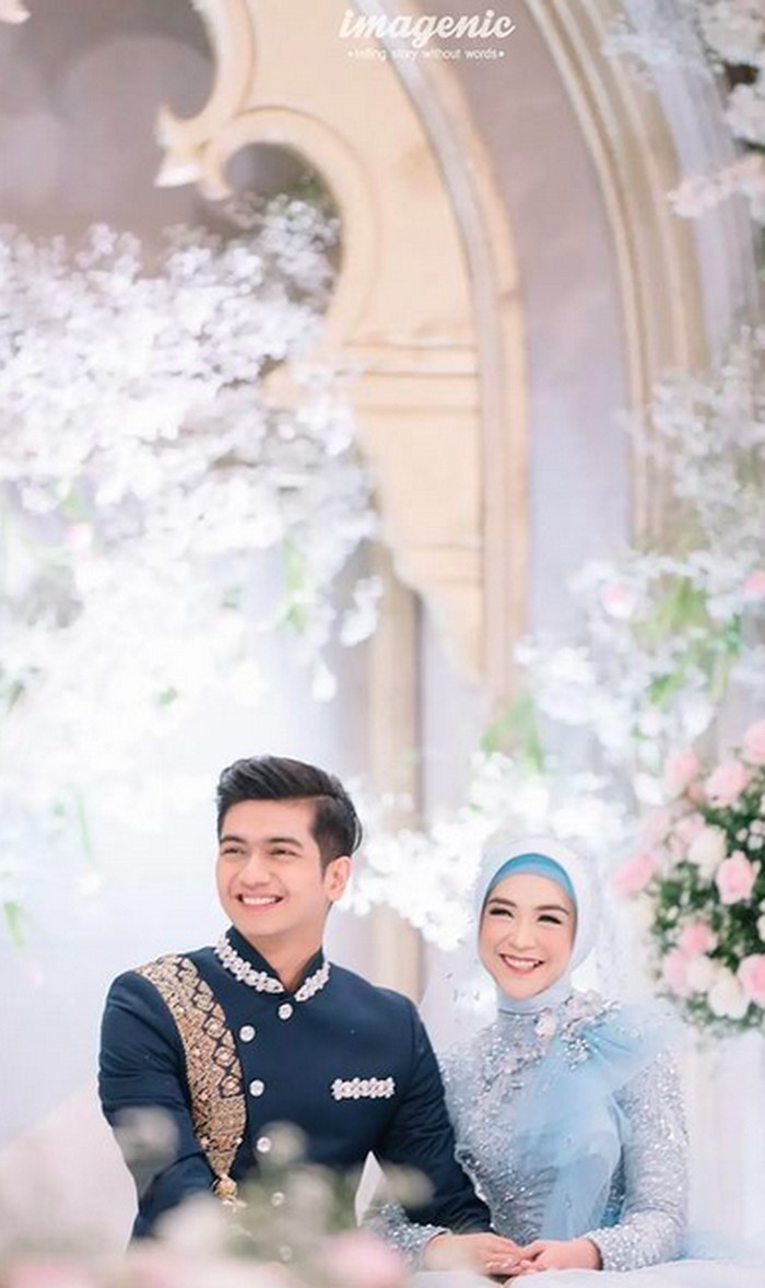 Youtuber cantik, Ria Ricis tengah berbahagia. Setelah melangsungkan akad pernikahan Jumat, (12/11) kemarin, ia pun melanjutkan prosesi selanjutnya yaitu resepsi pernikahan. (Foto: Instagram.com/riaricis1795/imagenic)