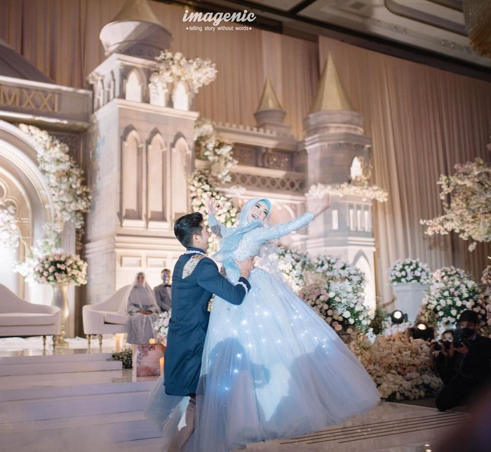 Menyeimbangkan sosok Ria Ricis yang tampil bak princess, Teuku Ryan tampil tampan dan gagah dengan setelah prince berwarna navy. Keduanya sempat menari bersama dalam resepsi pernikahan tersebut. (Foto: Instagram.com/teukuryantr/imagenic)