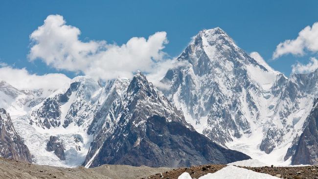 Sherpa asal Nepal, Sanu, baru saja mencetak sejarah. Ia berhasil mendaki 14 puncak gunung tertinggi di dunia untuk kedua kalinya.