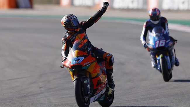 Pembalap debutan MotoGP 2022, Remy Gardner mengalami kecelakaan dan harus menjalani operasi akibat mengalami retak di pergelangan tangan.