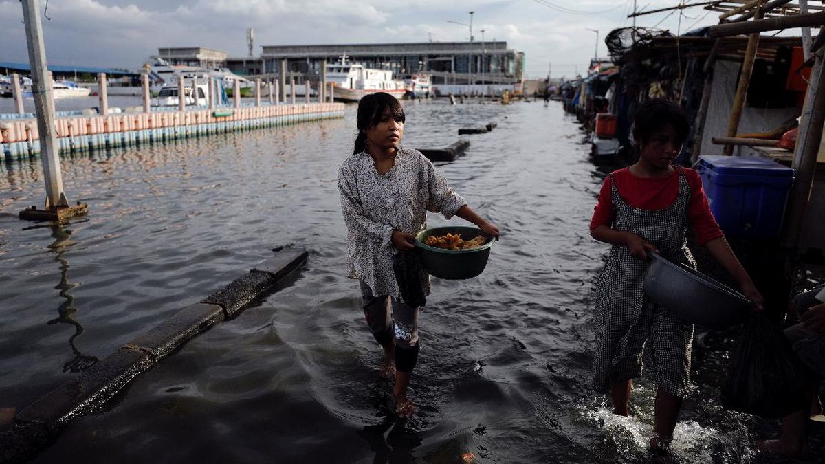 FOTO: Banjir Sintang Tak Juga Surut hingga Api di Kilang Cilacap