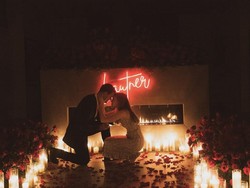 Momen Romantis Taylor Lautner Saat Lamar Sang Kekasih