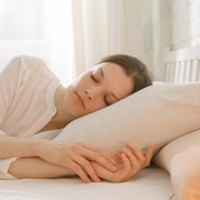 Sarung Bantal Sutra vs Satin, Mana yang Lebih Cocok untuk Rambut Kamu?