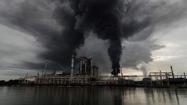 Kebakaran Tangki Kilang Pertamina Cilacap Diduga Akibat Sambaran Petir Dugaan sambaran petir menjadi penyebab kebakaran tangki kilang minyak Pertamina Cilacap diperkuat rekaman CCTV di sekitar lokasi.