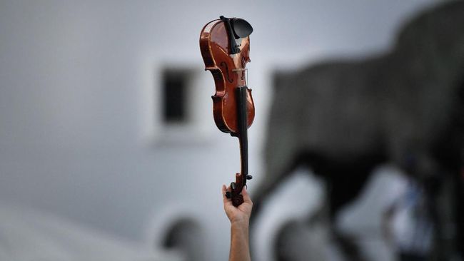 Musisi orkestra dari Kerajaan Inggris dan Keraton Yogyakarta konser kolaborasi untuk memperkuat hubungan persahabatan kedua negara.