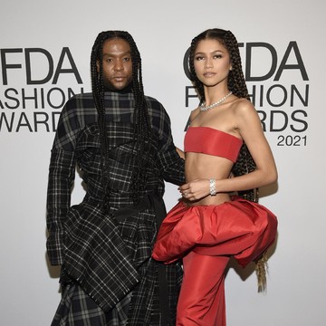 img-title Law Roach Bantah Kabar Pensiun dan Tak Lagi Berteman dengan Zendaya