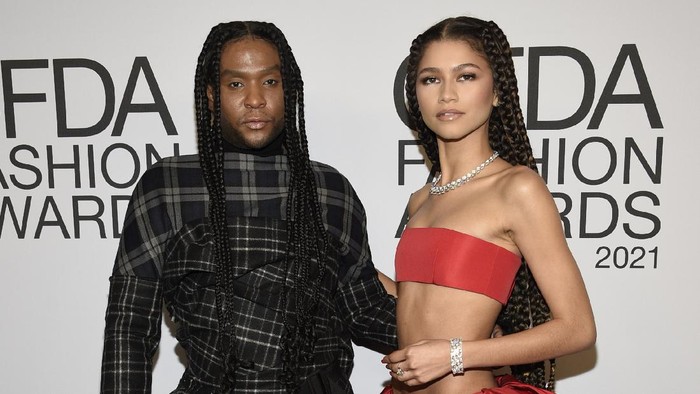 img-title Law Roach Bantah Kabar Pensiun dan Tak Lagi Berteman dengan Zendaya