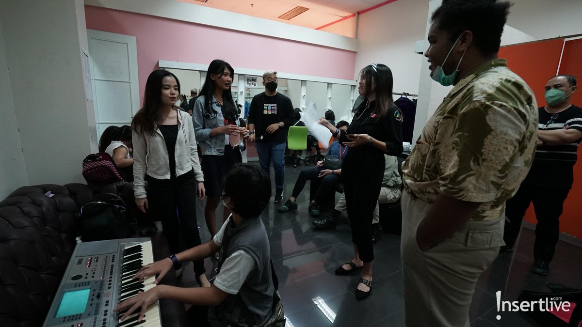Sebelum beraksi menampilkan yang terbaik di panggung eliminasi&comma; para peserta pun melakukan rehearse&period; Yuk intip potretnya&excl;