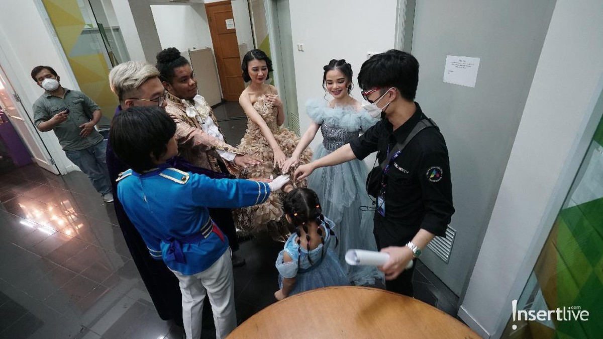 Para peserta IMB 2021 sangat kompak saat berada di balik layar dan belakang panggung&period; Yuk lihat potretnya&excl;