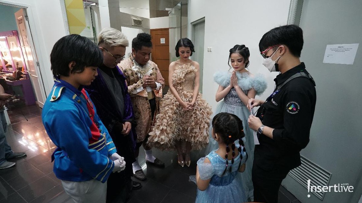 Para peserta IMB 2021 sangat kompak saat berada di balik layar dan belakang panggung&period; Yuk lihat potretnya&excl;