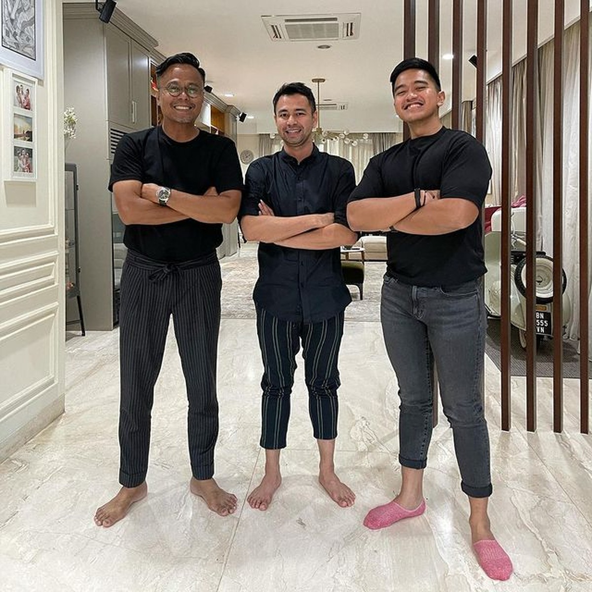 Unggahan terbaru Raffi Ahmad terlihat Kaesang Pangarep dan Nadya sedang berkunjung ke rumahnya&period; Yuk intip potretnya&excl;