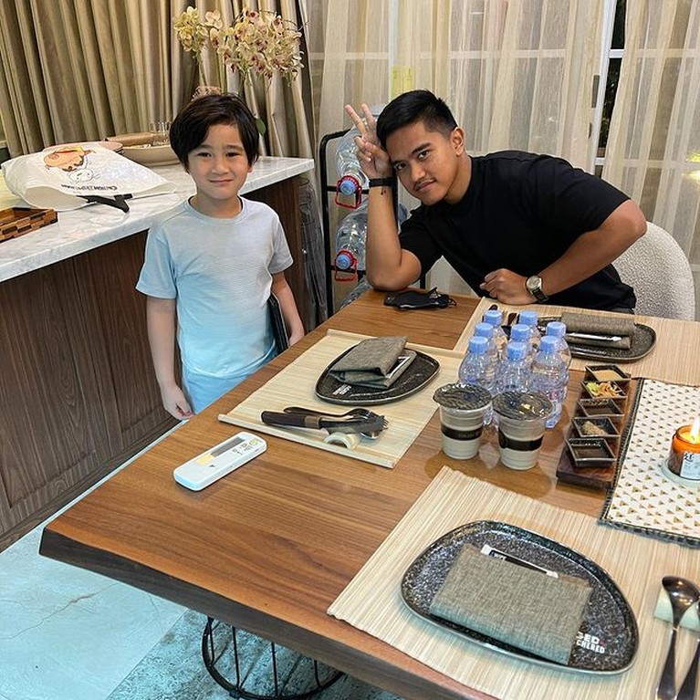 6 Foto Kaesang Pangarep & Nadya Arifta di Rumah Raffi Ahmad Jadi Sorotan Unggahan terbaru Raffi Ahmad terlihat Kaesang Pangarep dan Nadya sedang berkunjung ke rumahnya. Yuk intip potretnya!