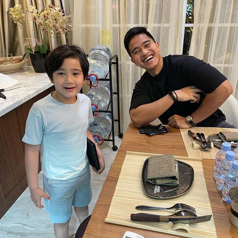 6 Foto Kaesang Pangarep & Nadya Arifta di Rumah Raffi Ahmad Jadi Sorotan Unggahan terbaru Raffi Ahmad terlihat Kaesang Pangarep dan Nadya sedang berkunjung ke rumahnya. Yuk intip potretnya!