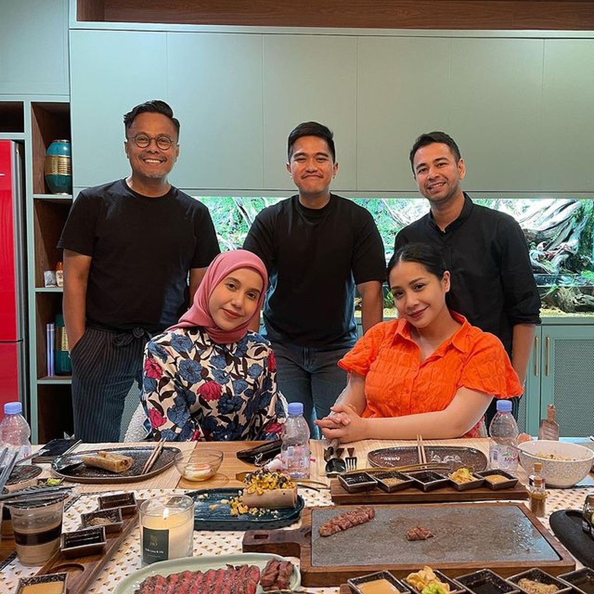 Unggahan terbaru Raffi Ahmad terlihat Kaesang Pangarep dan Nadya sedang berkunjung ke rumahnya&period; Yuk intip potretnya&excl;