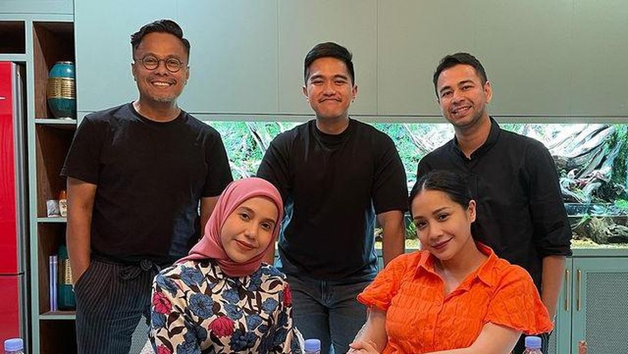 Unggahan terbaru Raffi Ahmad terlihat Kaesang Pangarep dan Nadya sedang berkunjung ke rumahnya. Yuk intip potretnya!