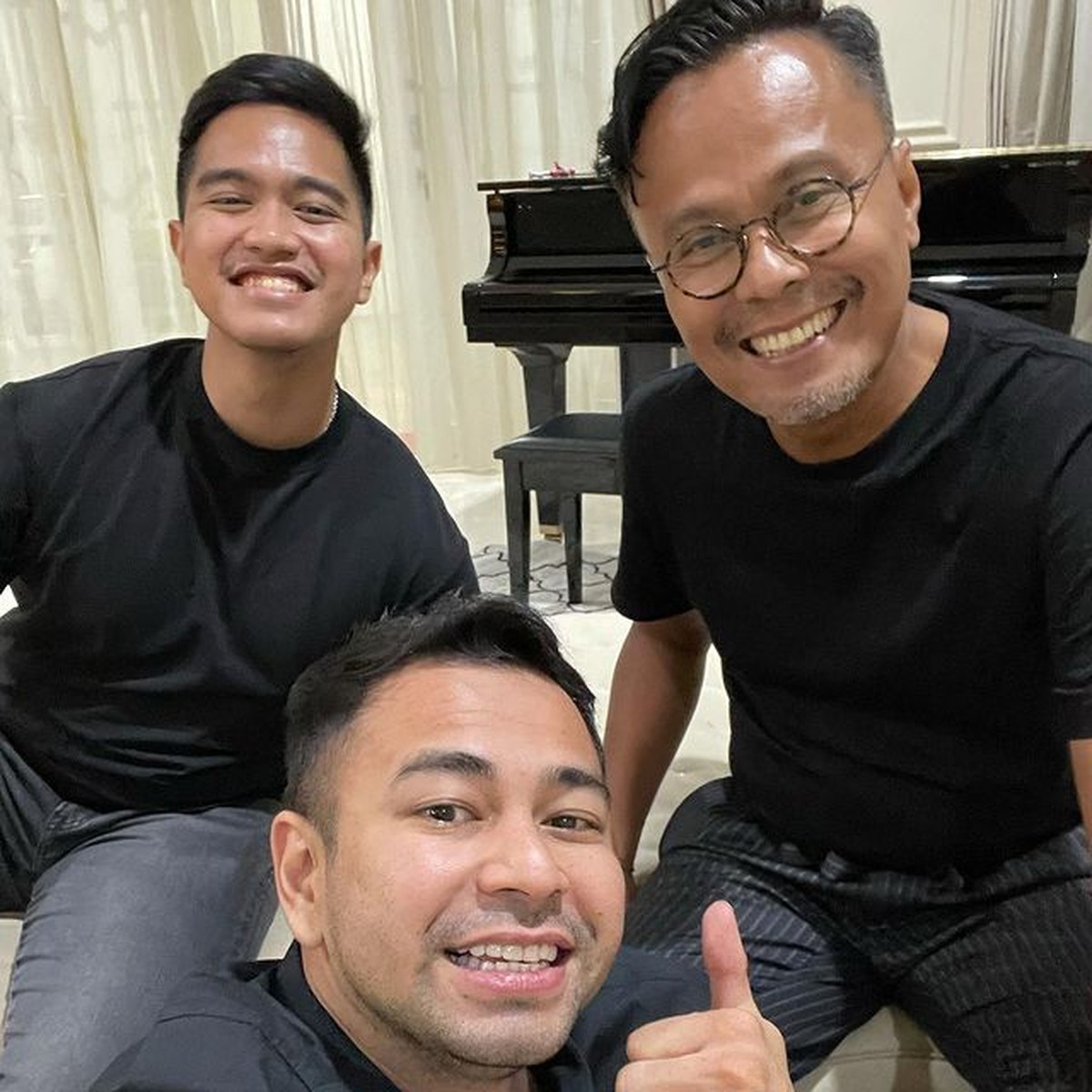 Unggahan terbaru Raffi Ahmad terlihat Kaesang Pangarep dan Nadya sedang berkunjung ke rumahnya&period; Yuk intip potretnya&excl;