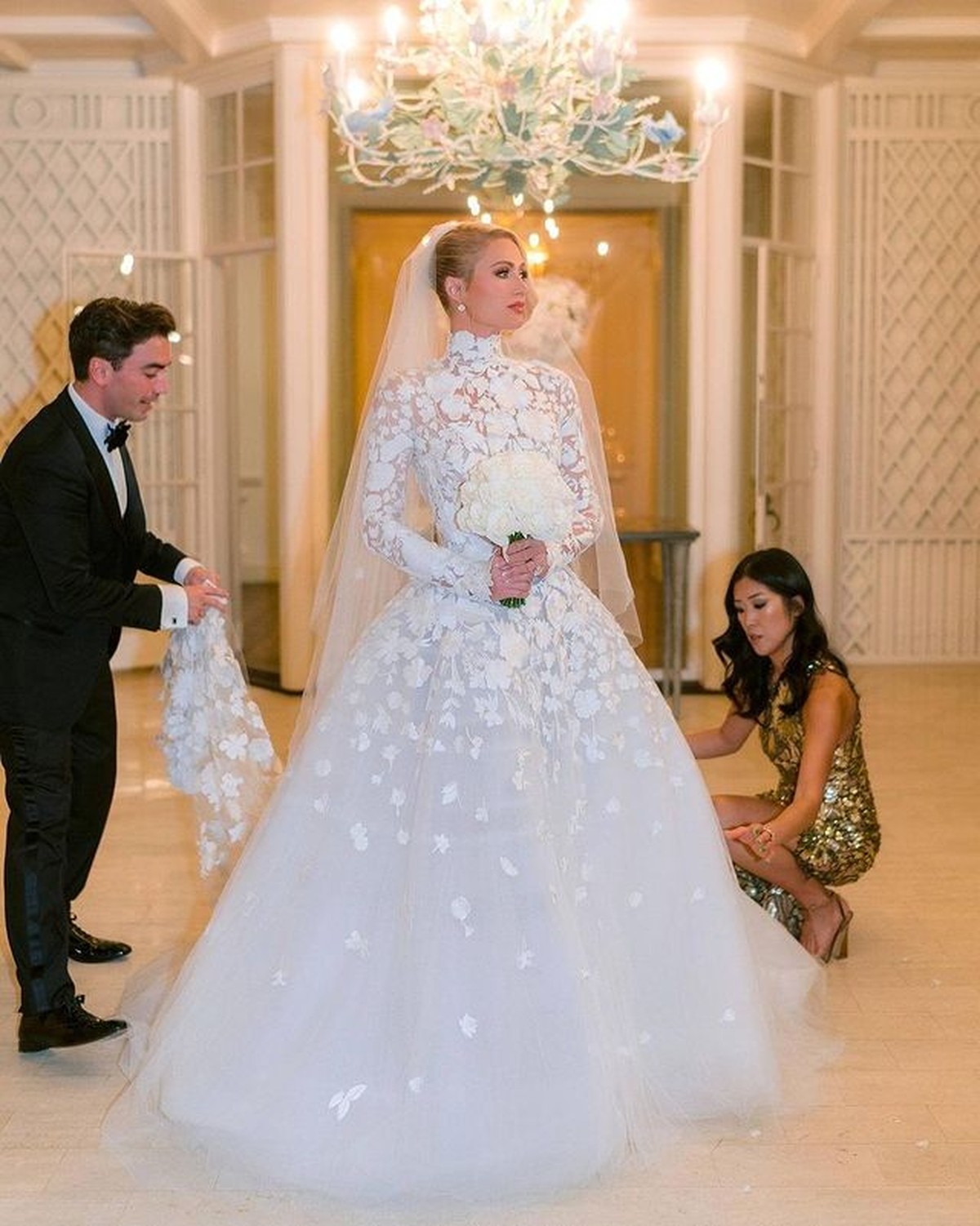 Setelah 2 tahun berpacaran&comma; Paris Hilton akhirnya resmi menikahi sang kekasih Carter Reum&period; Yuk intip potretnya&excl;