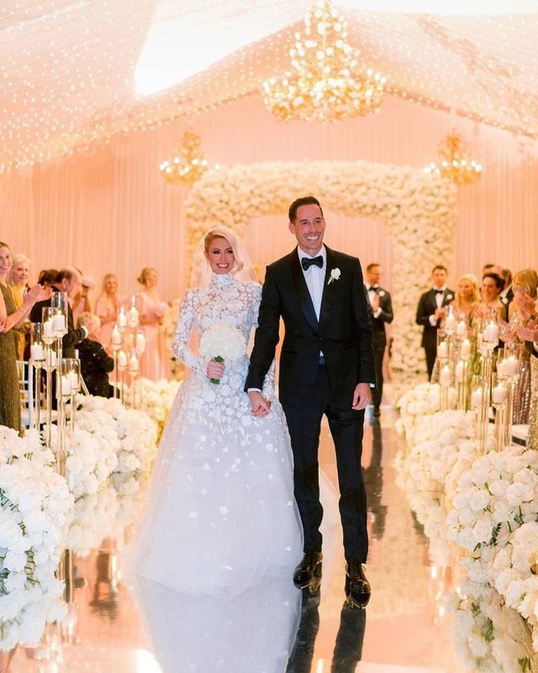 7 Foto Pernikahan Mewah Paris Hilton dengan Sang Kekasih Carter Reum Setelah 2 tahun berpacaran, Paris Hilton akhirnya resmi menikahi sang kekasih Carter Reum. Yuk intip potretnya!