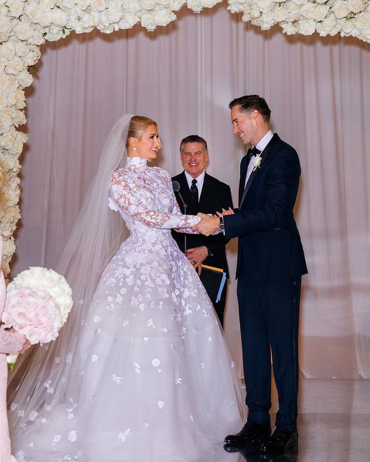 Setelah 2 tahun berpacaran&comma; Paris Hilton akhirnya resmi menikahi sang kekasih Carter Reum&period; Yuk intip potretnya&excl;