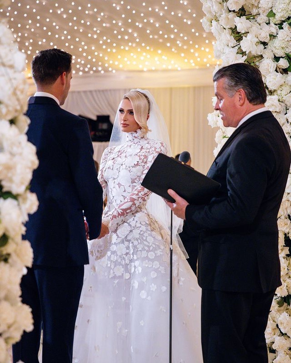 Setelah 2 tahun berpacaran&comma; Paris Hilton akhirnya resmi menikahi sang kekasih Carter Reum&period; Yuk intip potretnya&excl;