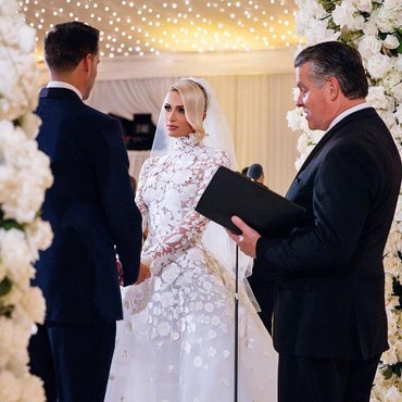 7 Foto Pernikahan Mewah Paris Hilton & Carter Reum Sang Kekasih