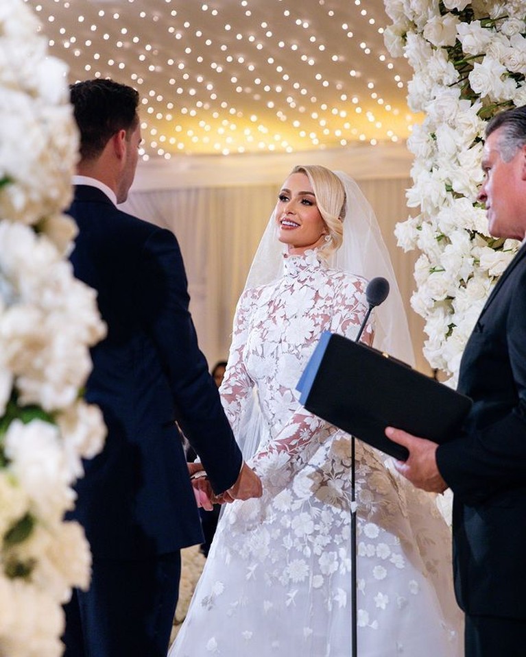 7 Foto Pernikahan Mewah Paris Hilton dengan Sang Kekasih Carter Reum Setelah 2 tahun berpacaran, Paris Hilton akhirnya resmi menikahi sang kekasih Carter Reum. Yuk intip potretnya!