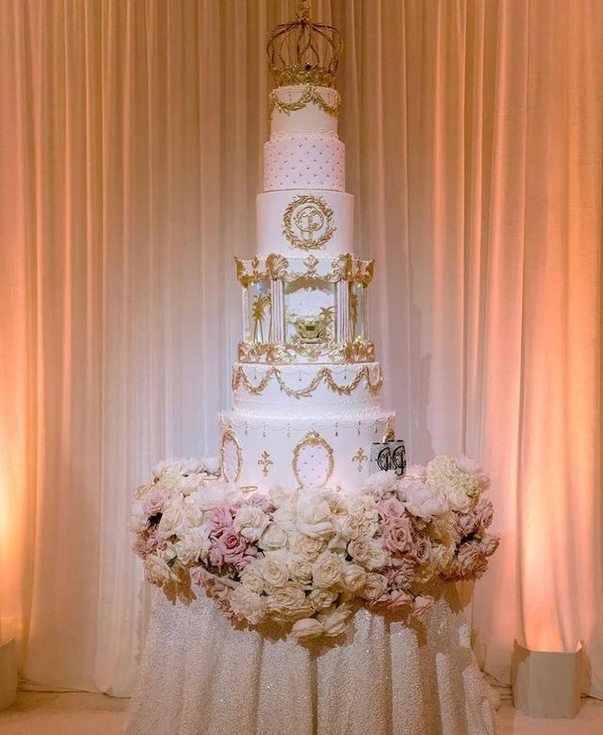 Setelah 2 tahun berpacaran&comma; Paris Hilton akhirnya resmi menikahi sang kekasih Carter Reum&period; Yuk intip potretnya&excl;