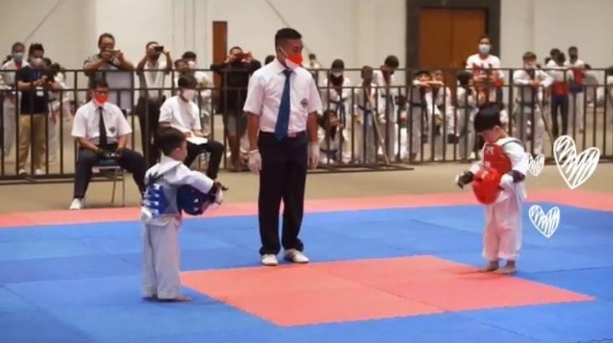 Cucu Presiden Jokowi&comma; Jan Ethes bikin bangga usai menjuarai pertandingan Taekwondo di Solo&period; Yuk intip aksinya&excl;