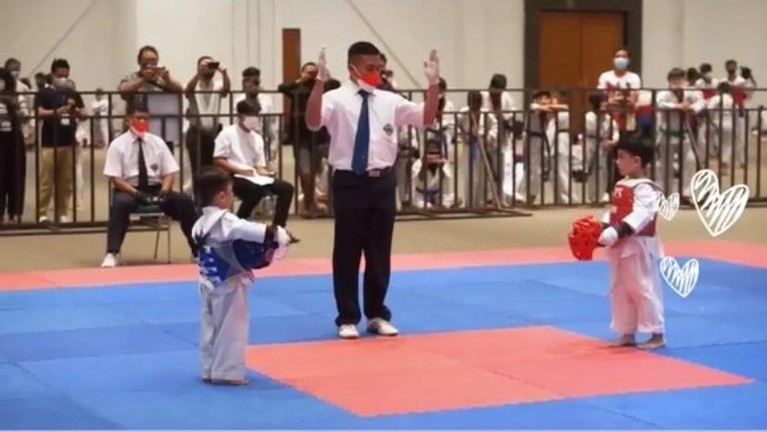 7 Momen Detik-detik Jan Ethes Juara Satu Taekwondo Cucu Presiden Jokowi, Jan Ethes bikin bangga usai menjuarai pertandingan Taekwondo di Solo. Yuk intip aksinya!