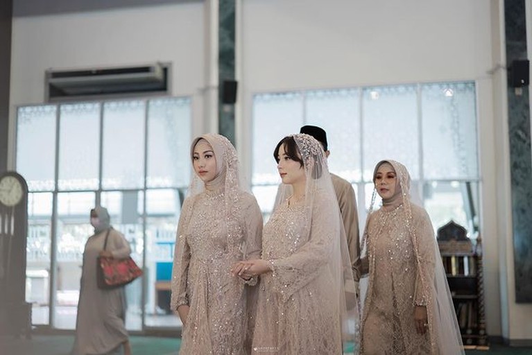 7 Potret Pengajian Jelang Pernikahan Nona Willy Adik Nikita Willy Adik Nikita Willy, Nona Willy sebentar lagi akan menyusul sang kakak ke jenjang pernikahan. Yuk intip momen haru pengajiannya!