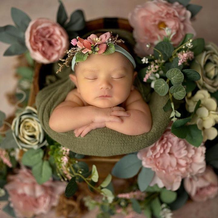 <p>Belum lama ini, baby Meshwa menjalani<em> newborn photoshoot</em> lho. Selama proses pemotretan, bayi mungil ini ditemani sang Ayah dan Bundanya. Gemas banget ya, Bunda, melihat Meshwa bergaya di depan kamera. (Foto: Instagram @fazeelameshwa.athari)</p>