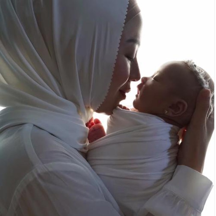 <p>Shanty dikerahui sangat ingin memiliki anak perempuan. Ia mengaku tak sabar ingin mendandani baby Meshwa dengan baju dan aksesoris lucu khas anak perempuan. (Foto: Instagram @shantydenny)</p>