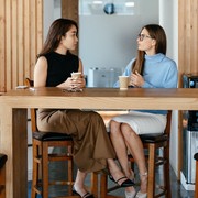 Saat Teman Curhat, 4 Hal Terkesan Sepele Ini Jangan Sampai Dilakukan! Buktikan Kamu Bukan Pendengar yang Baik