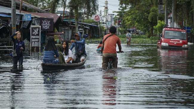 Badan Penanggulangan Bencana Daerah (BPBD) Sambas, Kalimantan Barat mencatat 8.016 rumah warga yang berada di sejumlah kecamatan terendam banjir.