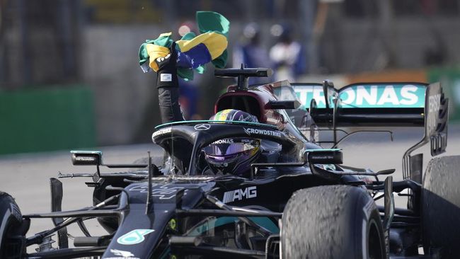 Pembalap Mercedes, Lewis Hamilton menunjukkan penampilan yang luar biasa saat menang di F1 GP Brasil.