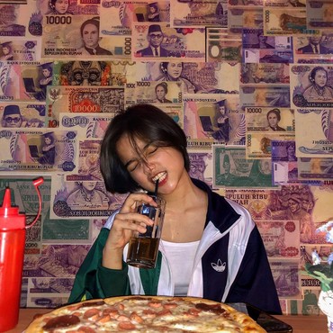 Usai Mobil Mewah, Fuji Kini Dapat Hadiah Cincin Berlian dari Model Rumania