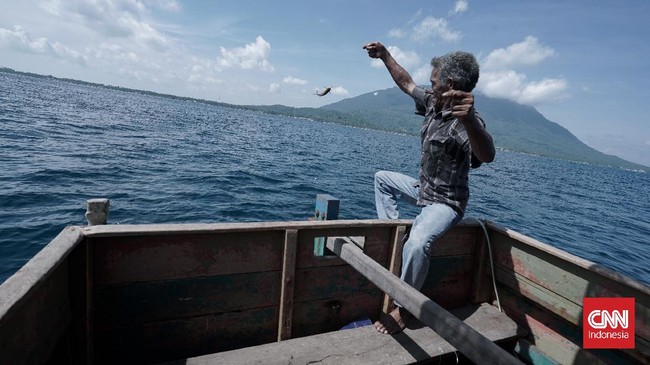Ratusan kapal nelayan asing seolah leluasa menjarah ikan di Laut Natuna. Mereka menggunakan trawl dan kapal besar yang membuat nelayan lokal tak berdaya.