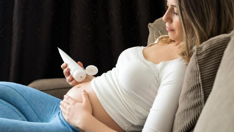 Tidak hanya dianggap menganggu penampilan, stretch mark ternyata juga bisa membuat ibu hamil merasa rendah diri dan stres lho. Simak penjelasannya di sini ya.