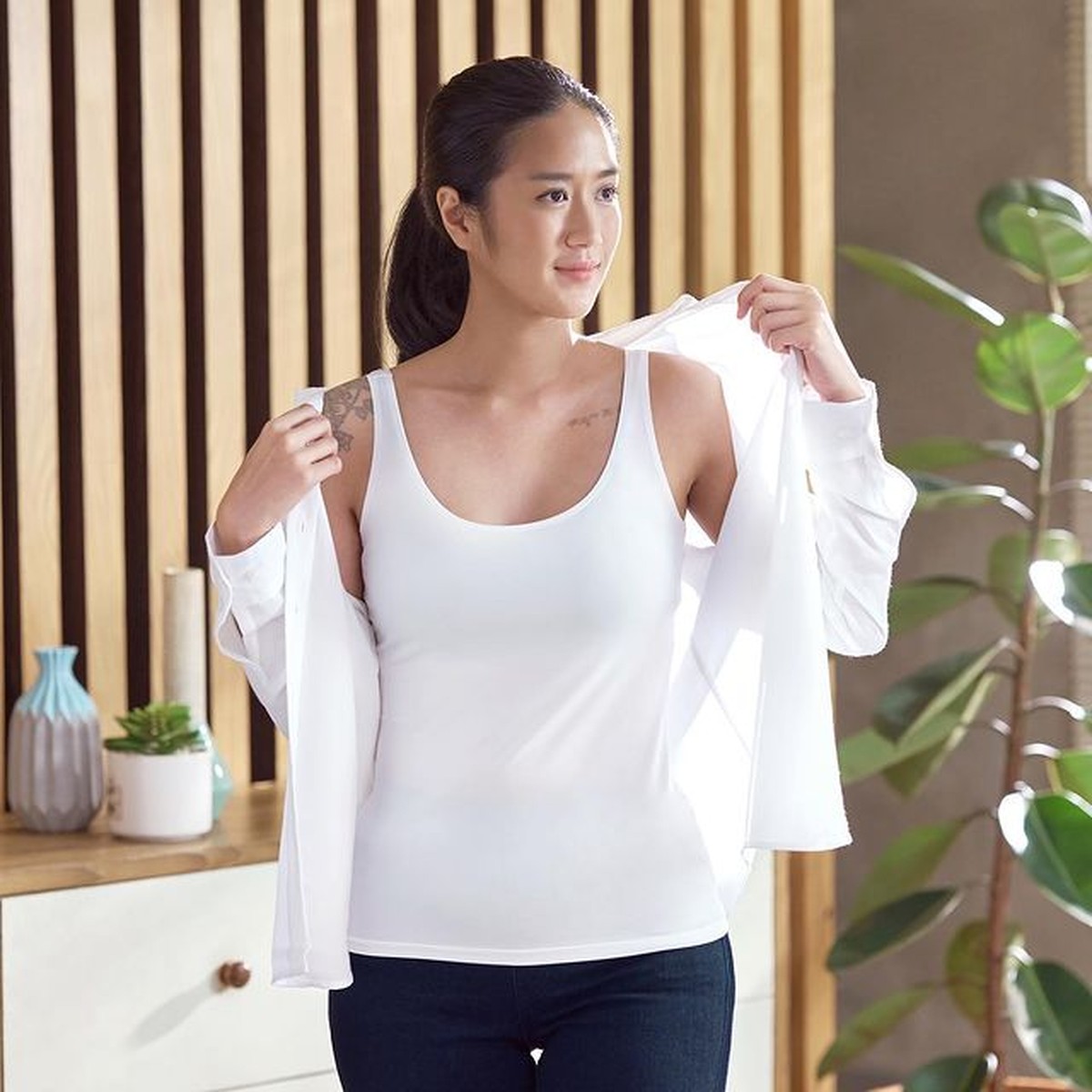 Chef Renatta sering berpenampilan simple ala boyish yang sangat kece&period; Yuk kita intip potret OOTD nya&excl;