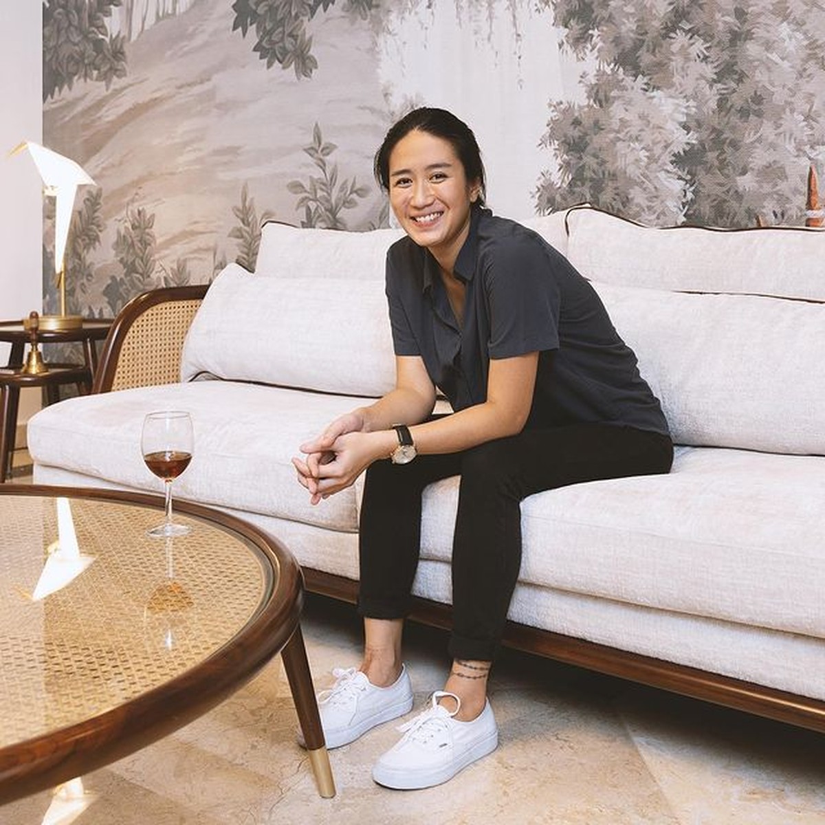 Chef Renatta sering berpenampilan simple ala boyish yang sangat kece&period; Yuk kita intip potret OOTD nya&excl;