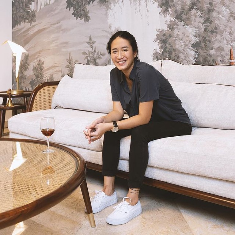 Chef Renatta sering berpenampilan simple ala boyish yang sangat kece. Yuk kita intip potret OOTD nya!