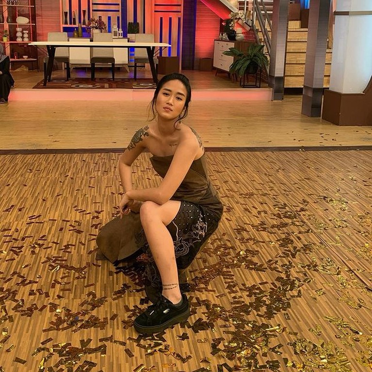 Intip 10 Penampilan OOTD Simple Ala Boyish Chef Renatta Chef Renatta sering berpenampilan simple ala boyish yang sangat kece. Yuk kita intip potret OOTD nya!