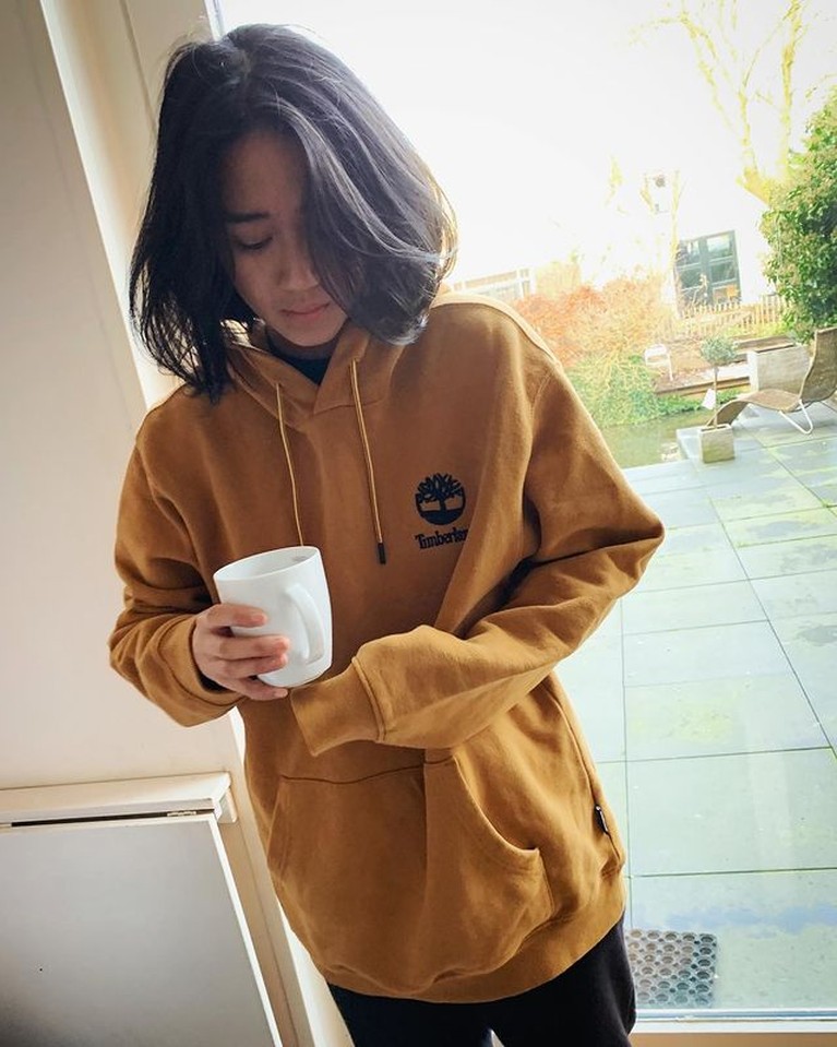 Intip 10 Penampilan OOTD Simple Ala Boyish Chef Renatta Chef Renatta sering berpenampilan simple ala boyish yang sangat kece. Yuk kita intip potret OOTD nya!
