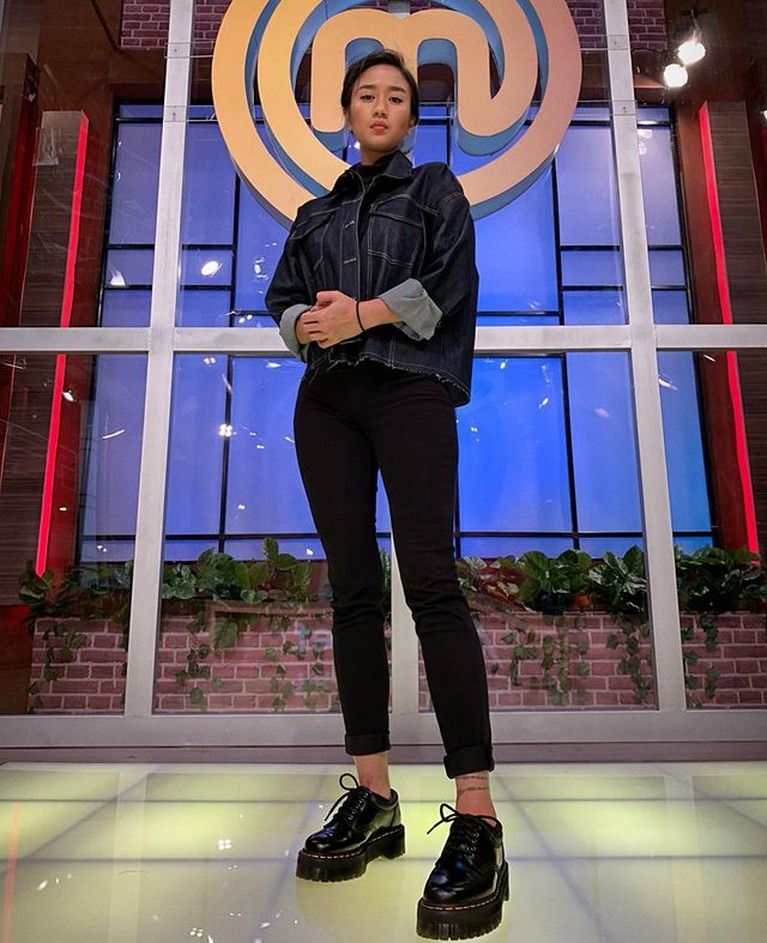 Chef Renatta sering berpenampilan simple ala boyish yang sangat kece. Yuk kita intip potret OOTD nya!