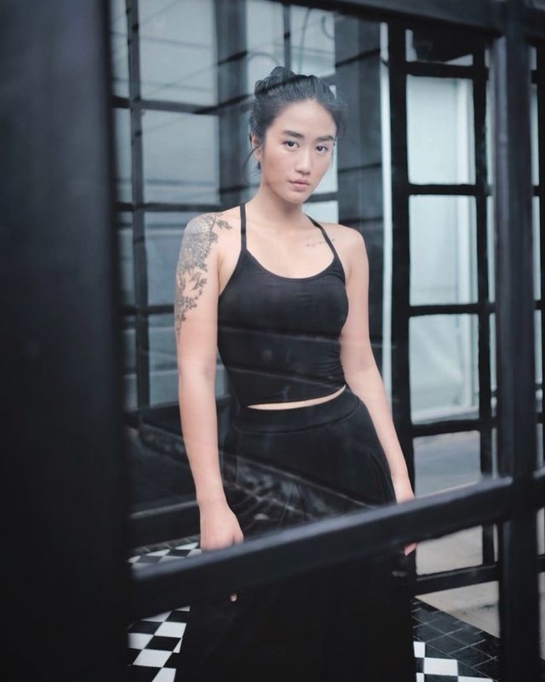 Intip 10 Penampilan OOTD Simple Ala Boyish Chef Renatta Chef Renatta sering berpenampilan simple ala boyish yang sangat kece. Yuk kita intip potret OOTD nya!