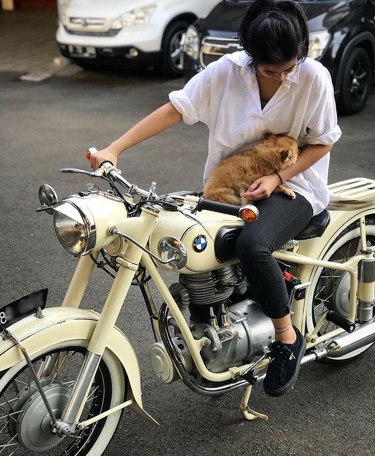 Chef Renatta sering berpenampilan simple ala boyish yang sangat kece&period; Yuk kita intip potret OOTD nya&excl;