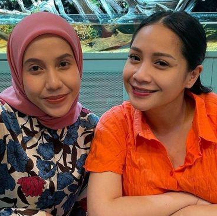 <p>Di kesempatan yang sama, Nagita Slavina juga foto bersama Nadya Arifta. Nadya tampil casual plus polesan lipstik merah. (Foto: Instagram @raffinagita1717)</p>